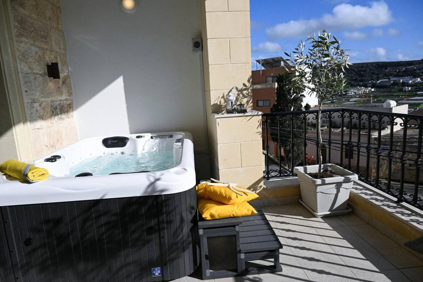 Ta'Lonza Luxury Near Goldenbay With Hot Tub App3 Appartement Mellieħa Buitenkant foto